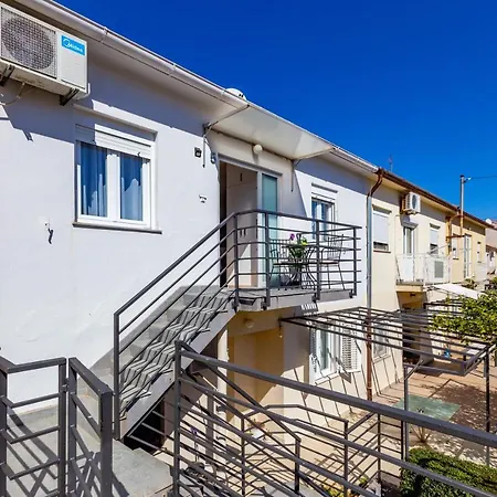 아파트 Ira With Balcony 자다르