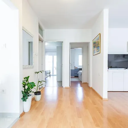 Ira With Balcony Apartment *